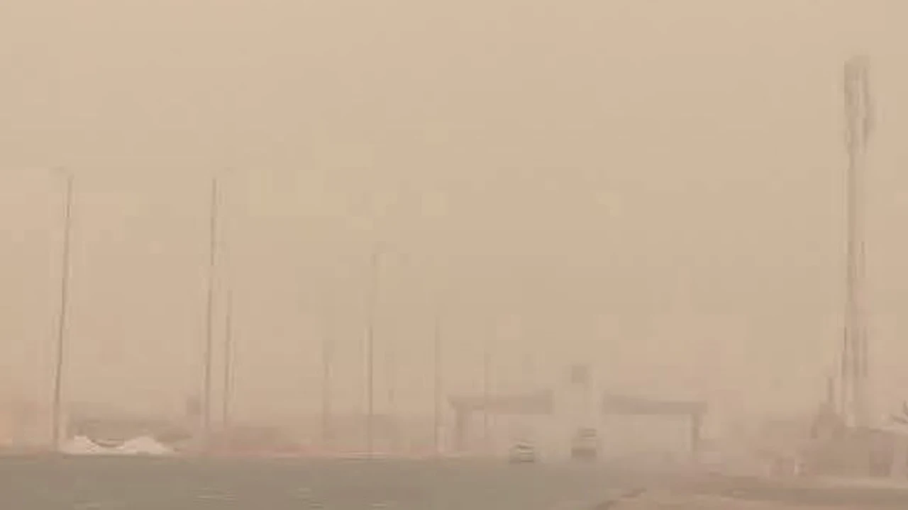 رؤية منعدمة.. عاصفة ترابية تضرب محافظة مطروح وتخفي معالم المنازل بشكل كامل